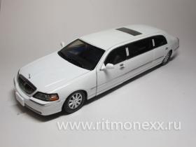 Lincoln Town Car Limousine 2003, Vibrant White