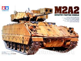 Американский бронетранспортер М2А2 «Операция Буря в пустыне» с 25мм пушкой и противотанковой ракетной установкой. Фигуры командира и стрелка в комплекте.