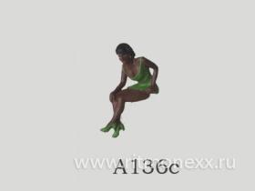 Девушка в мини, сидящая (код A136c)