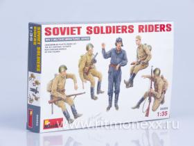 Едущие советские солдаты