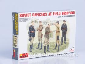 Советские офицеры на полевом совещании